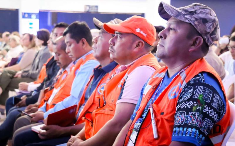 Vulcanólogos del mundo visitan Guatemala