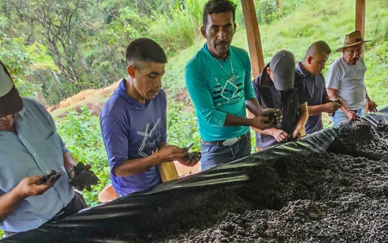 Agricultores de San Martín Chicaj producen abono orgánico