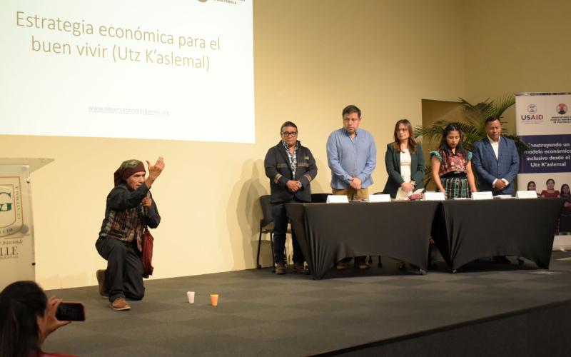 Presentación de la estrategia económica en la Universidad del Valle de Guatemala.