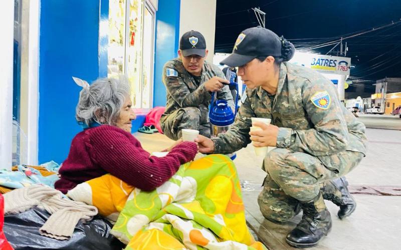 Ejército entrega ayuda humanitaria durante la época de frío.