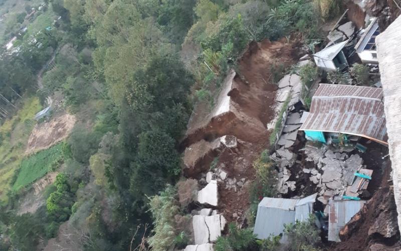 EJÉRCITO DE GUATEMALA ASISTE A FAMILIAS AFECTADAS POR DESLIZAMIENTO DE TIERRA EN PALENCIA