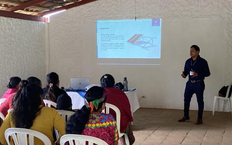 MEM imparte capacitación sobre energía renovable a grupo de mujeres de Cubulco