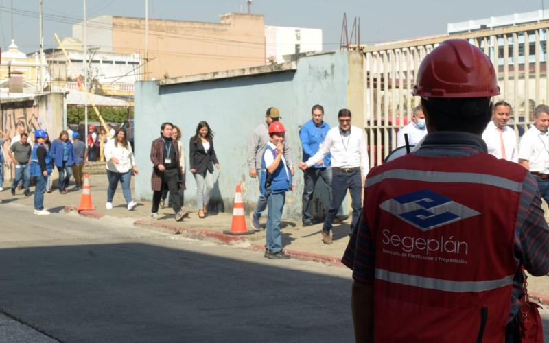 Personal de SEGEPLAN reingresa a instalaciones luego de participar en macrosimulacro.