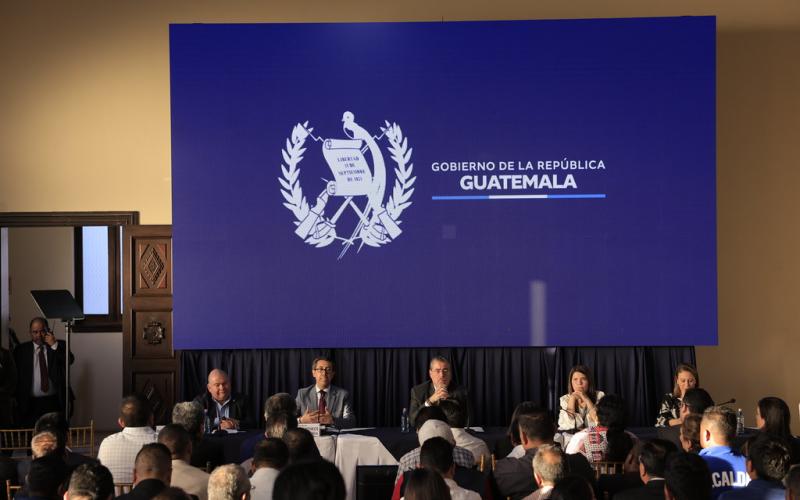 Ministro de Finanzas Públicas se reúne con alcaldes y alcaldesas 