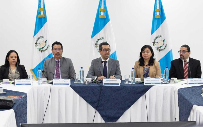 El ministro de Finanzas Públicas abre diálogo con medios de comunicación 