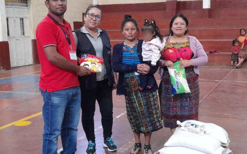 Niños con desnutrición aguda reciben alimentos