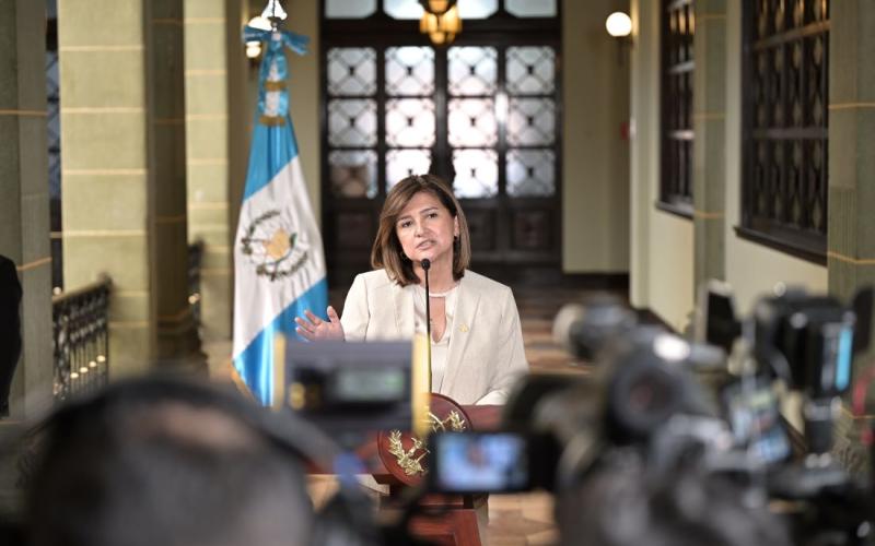 Presidenta en funciones Karin Herrera ofreció conferencia de prensa 