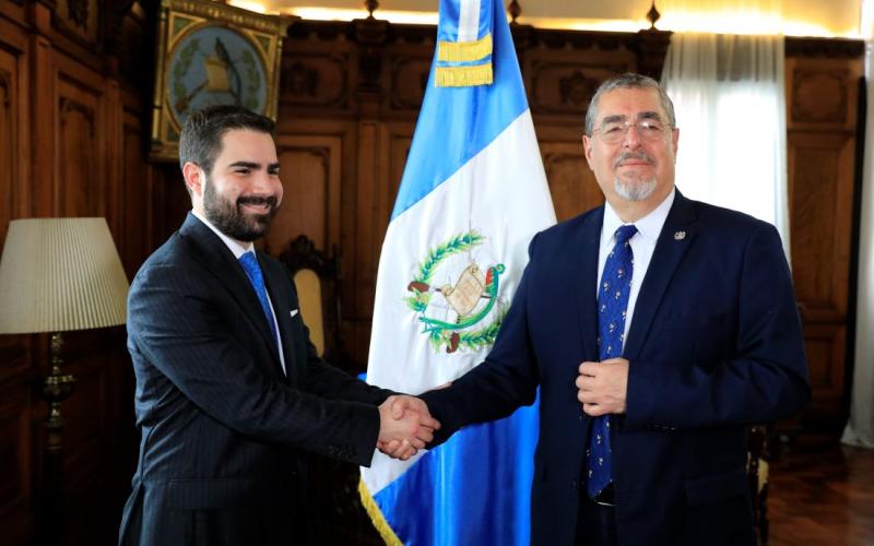Presidente Bernardo Arévalo juramenta a Comisionado 