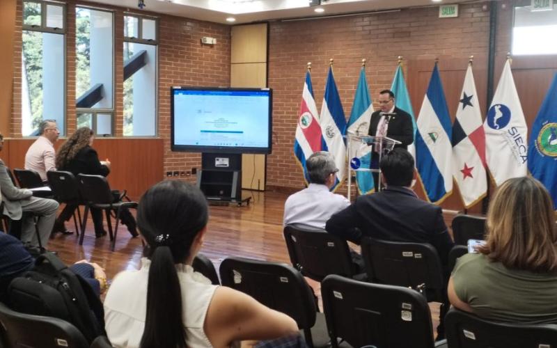 El viceministro de Integraciòn y Comercio Exterior, Héctor José Marroquín Mora, durante su particiipaciòn en la reuniòn.