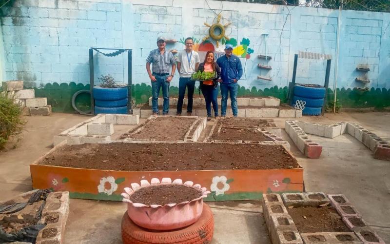 Estudiantes aprender a cultivar en Huertos Escolares Pedagógicos