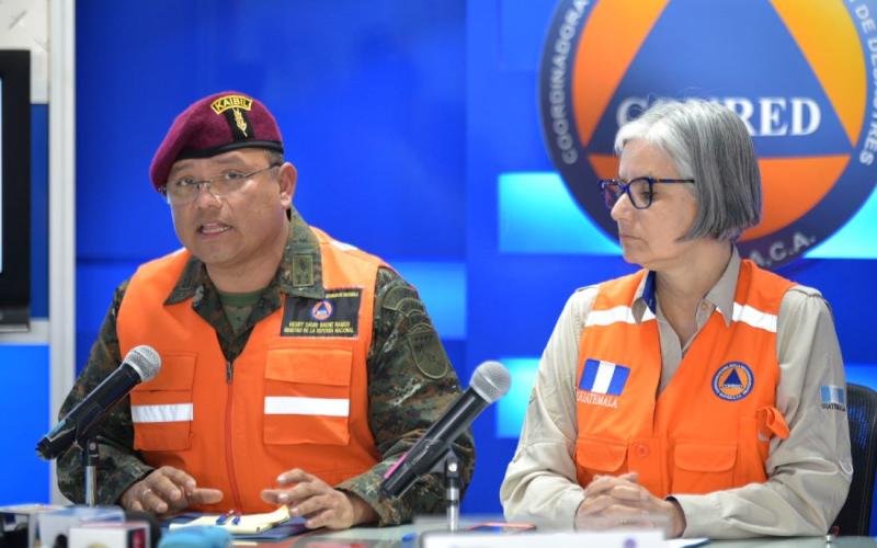 Henry Saenz, Ministro de la Defensa Nacional y la Secretaria Ejecutiva de Conred Claudinne Ogaldes 