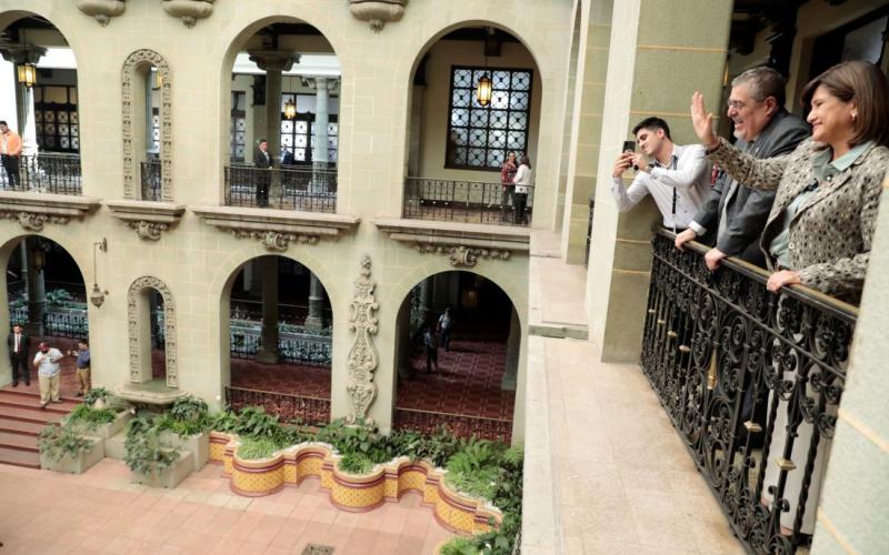 Binomio presidencial saludan a los guatemaltecos que visitan el Palacio Nacional de la Cultura.