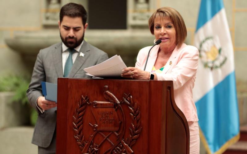 Ministra de Comunicaciones Jazmín de la Vega y el Comisionado Contra la Corrupción Santiago Palomo