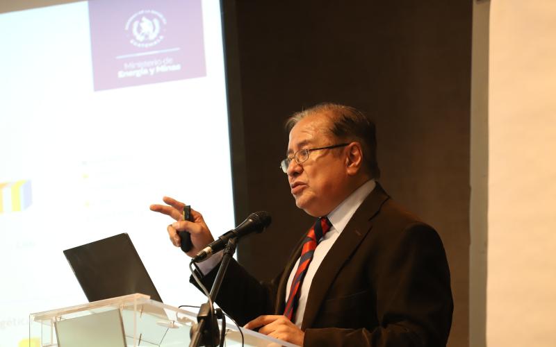 Ministro Víctor Ventura se refiere a la situación de la industria eléctrica 