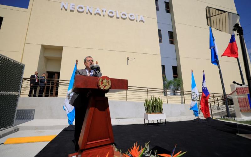 El presidente Bernardo Arévalo en la inauguración del Edificio de Neonatología en el Hospital General San Juan.