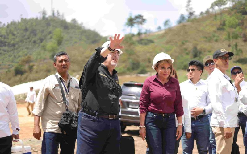 Para garantizar el progreso y mejorar la circulación vial la ministra de Comunicaciones, Infraestructura y Vivienda, Jazmín De la Vega, en respaldo del Presidente de la República, Bernardo Arévalo de León supervisaron la ampliación a cuatro carriles de la CA-14, km 200 de Santa Cruz Verapaz y Cobán, Alta Verapaz, la intervención vial abarca una longitud de 12 kilómetros. 