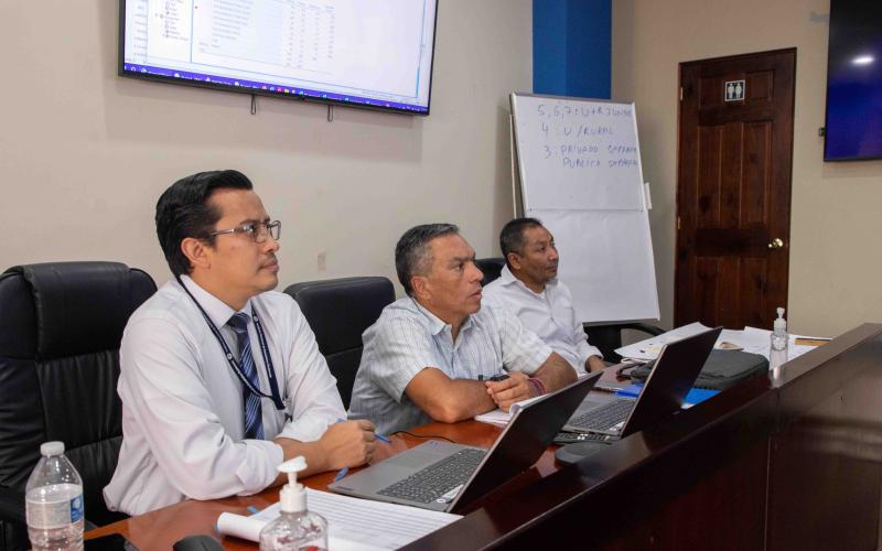 INE aborda metodología para medición de la pobreza con Consultor del Banco Mundial