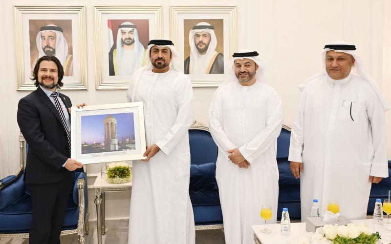 Viceministro de Inversión y Competencia recibe reconocimiento en reunión AIM