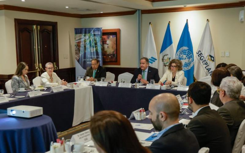 La ministra de economía, Gabriela García, presidió la reunión. 