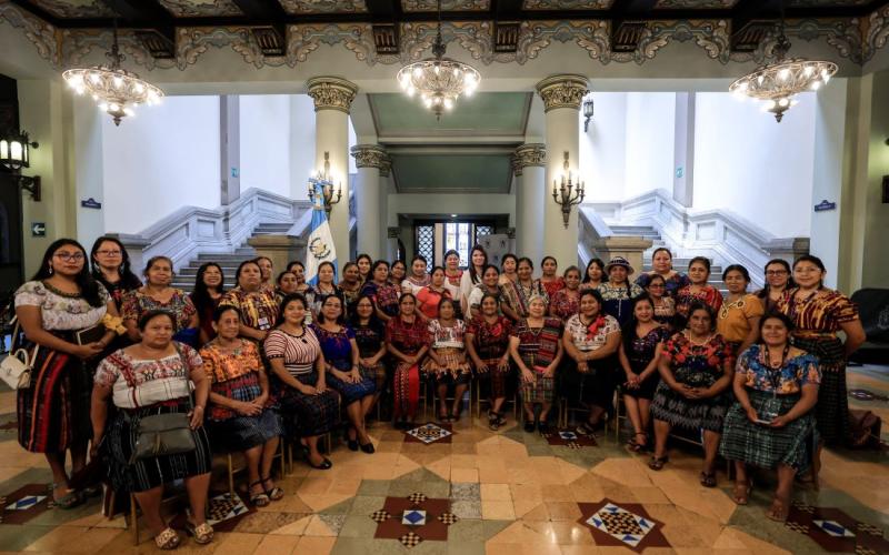 Representantes de la Defensoría de la Mujer Indígena durante la reunión con la SPP y la SGP.