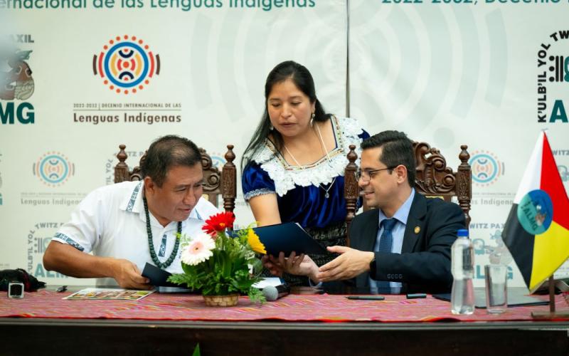 Firma del convenio entre la SGP y la Academia de Lenguas Mayas