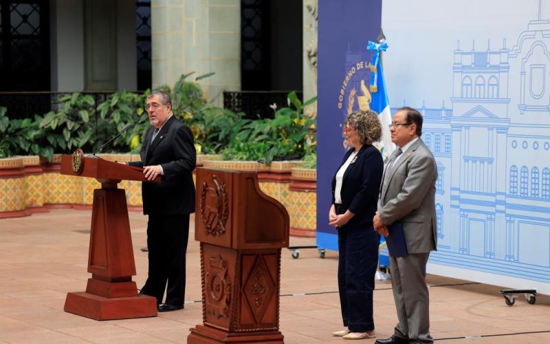 Presidente, ministra de Economía y ministro de Energía y Minas en la conferencia de prensa.