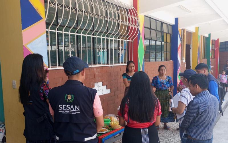 Realizan monitoreo en tiendas escolares de San Juan La Laguna para asegurar inocuidad y salubridad