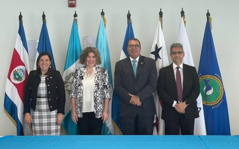 La ministra de Economía de Guatemala (Segunda de izq. a der.) participó en la reunión de COMIECO.