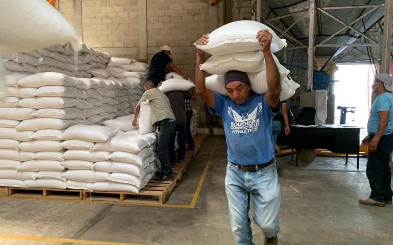 Entregan alimentos a familias afectadas por incendios forestales en Panzós