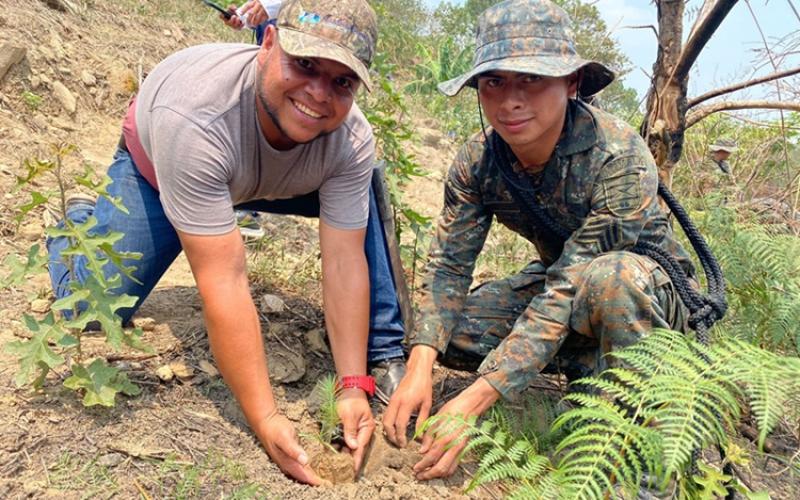 Ejército de Guatemala participa en jornadas de reforestación.