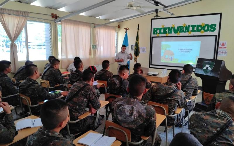 Instruyen sobre crianza de conejos a soldados en apoyo a su desarrollo