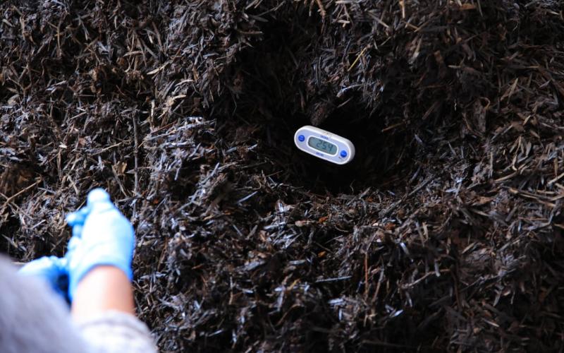 Soldados se capacitan en la elaboración de abono orgánico bocashi