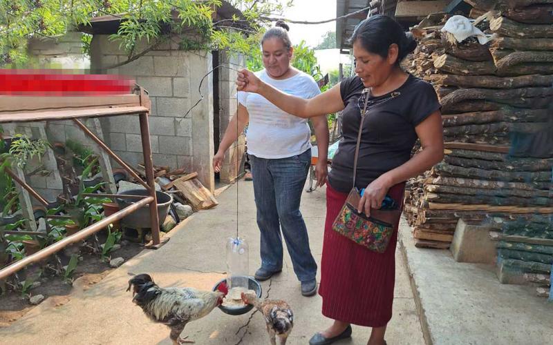 Vecinas de Quiché aprenden buenas prácticas para la crianza de aves de traspatio