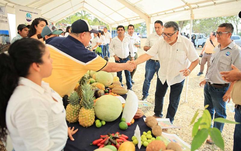 Visitan Centro Genético en Petén