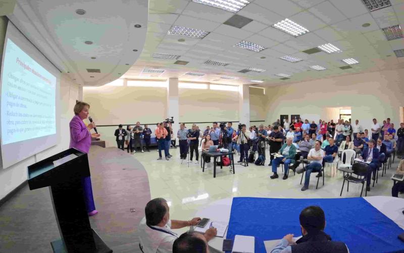 Atrás quedaron las malas prácticas de negociar contrataciones, pagos de comisiones por obras o por agilizar cuota, esto dejó claro la ministra de Comunicaciones, Jazmín de la Vega, en una sesión informativa que reunió a las empresas constructoras.