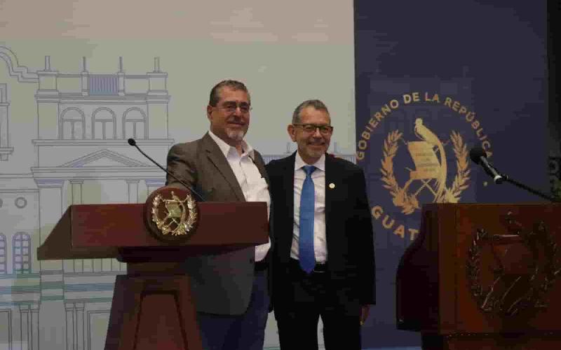 Conferencia de prensa por el presidente de la República de Guatemala, Bernardo Arévalo