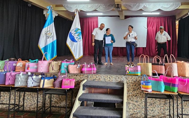 Extensionistas de Suchitepéquez se capacitan en la elaboración de bolsas artesanales de hilo  