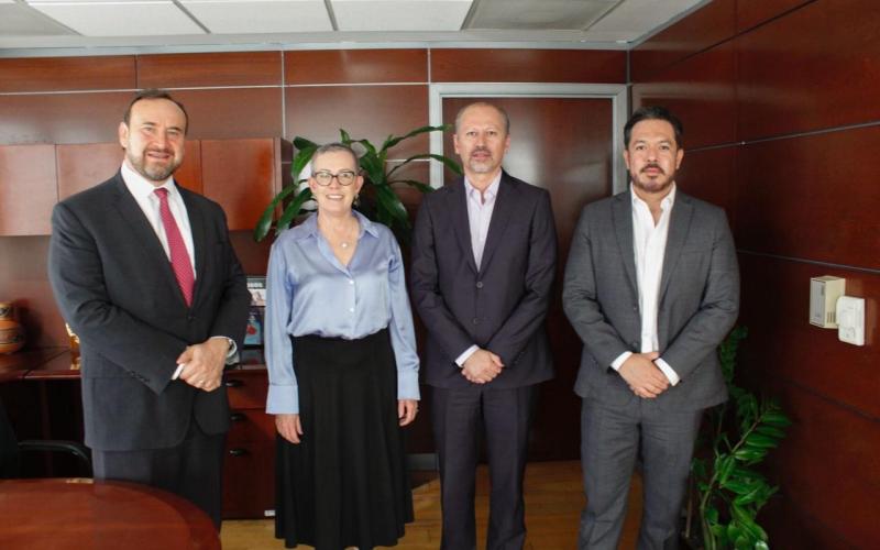 Viceministra comparte fotografía con autoridades de la red iberoamericana de fomento 