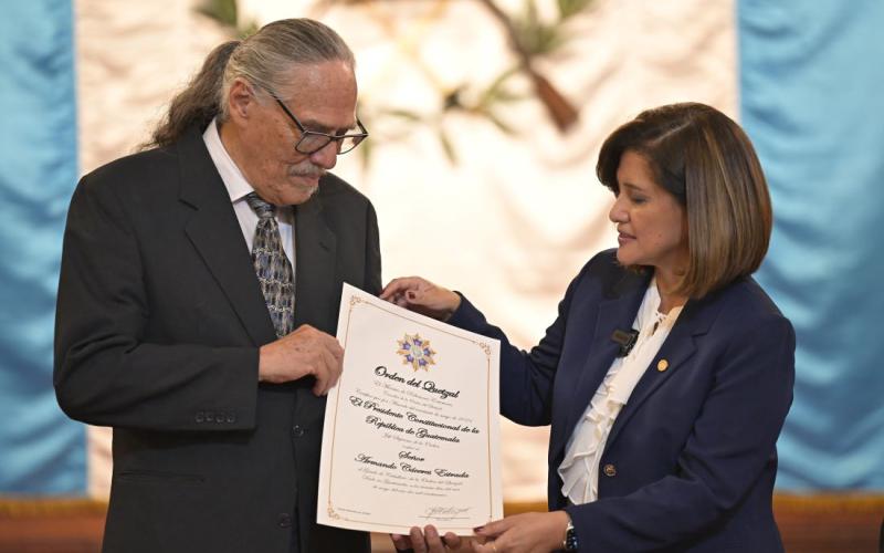 Armando Cáceres Estrada recibe Orden del Quetzal