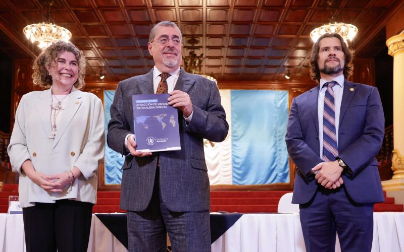 La ministra de economía, Gabriela García, entregó  al presidente Bernardo Arévalo (centro), en compañía del viceministro de Inversión y Competencia, Antonio Romero.