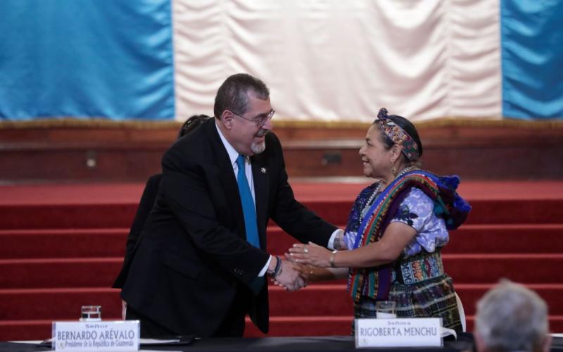 Bernardo Arévalo dijo que el liderazgo femenino es fundamental para la construcción de la paz.