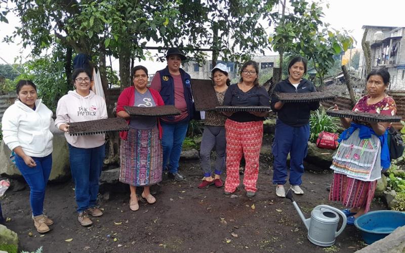 Agricultoras aprenden a elaborar pilones de hortalizas