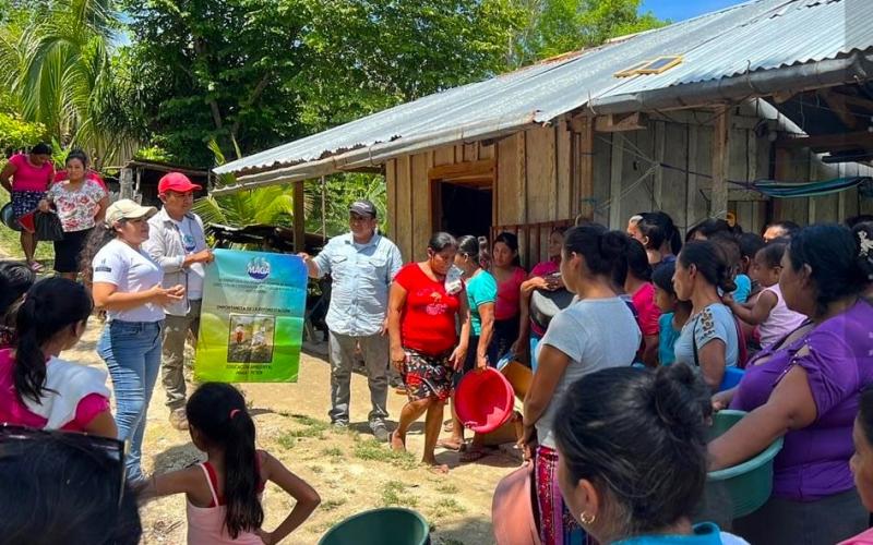 Capacitan a comunidades en conservación de fuentes hídricas y reforestación