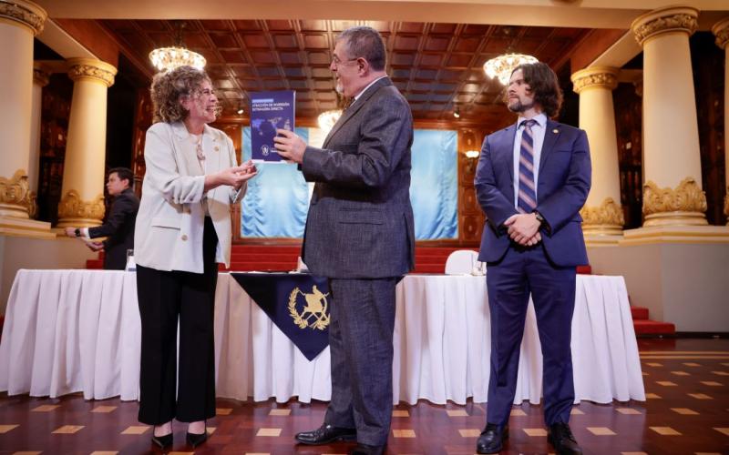 El Presidente Bernardo Arévalo recibe la Estrategia Nacional de Atracción de Inversión Extrajera Directa. 