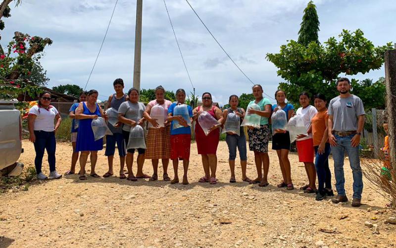 Entregan alevines de tilapia a familias de Dolores, Petén