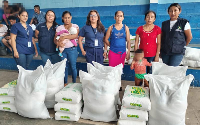 Entregan alimentos a familias para combatir desnutrición