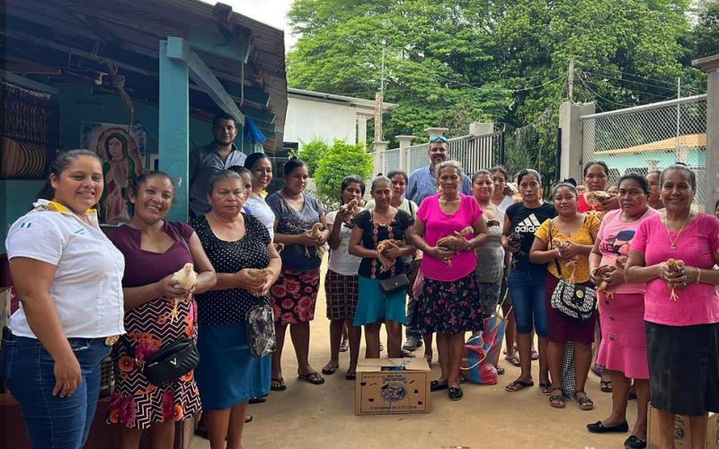 Entregan aves para que familias rurales construyan patrimonio aviar