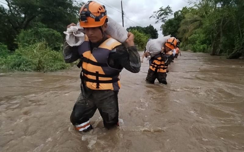 Ejército de Guatemala brinda ayuda humanitaria y recomienda a la población acciones de prevención ante lluvias.