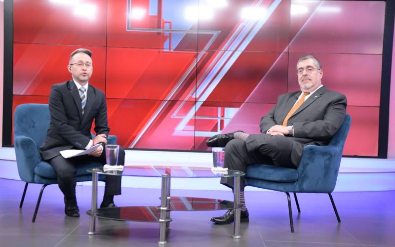 Presidente Bernardo Arévalo en noticiero nocturno Hechos Guatemala. 