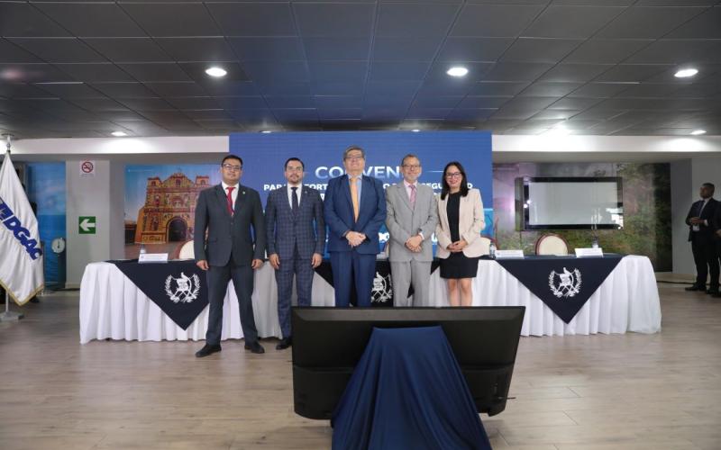 Ministros firman convenio 